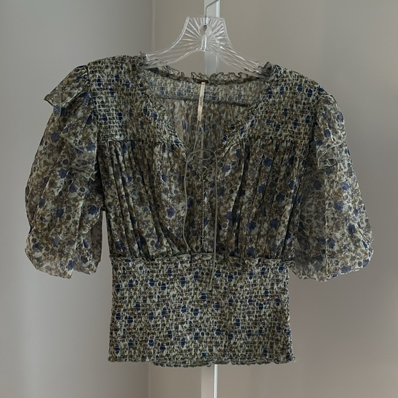 Free People Beatrice Floral Smocked Waist Top Size Smalll - Picture 4 of 6